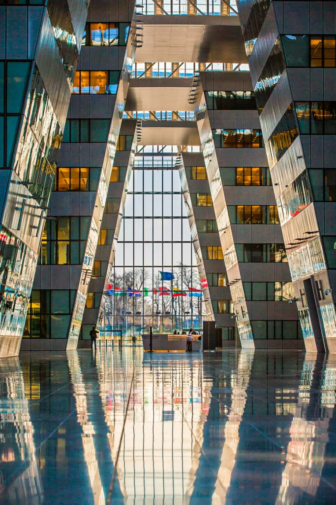 L'Agora, espace central vitré qui relie les ailes du nouveau siège de l'OTAN à Bruxelles