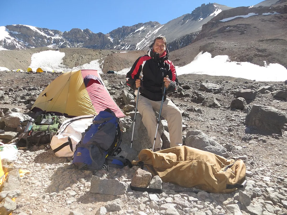 Alpinistes progressant sur l’Aconcagua pendant une ascension en haute altitude