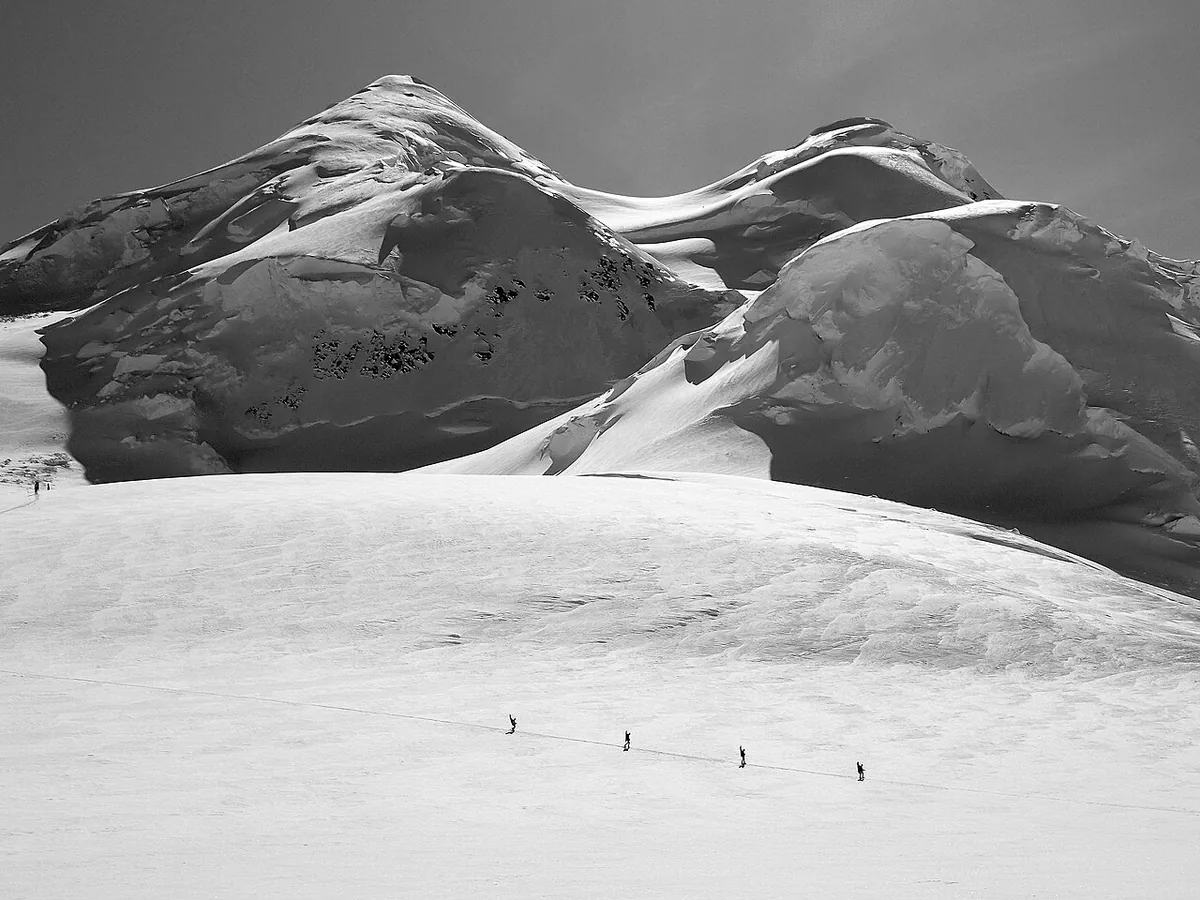Alpinistes progressant sur le glacier Kahiltna lors d’une ascension du Denali