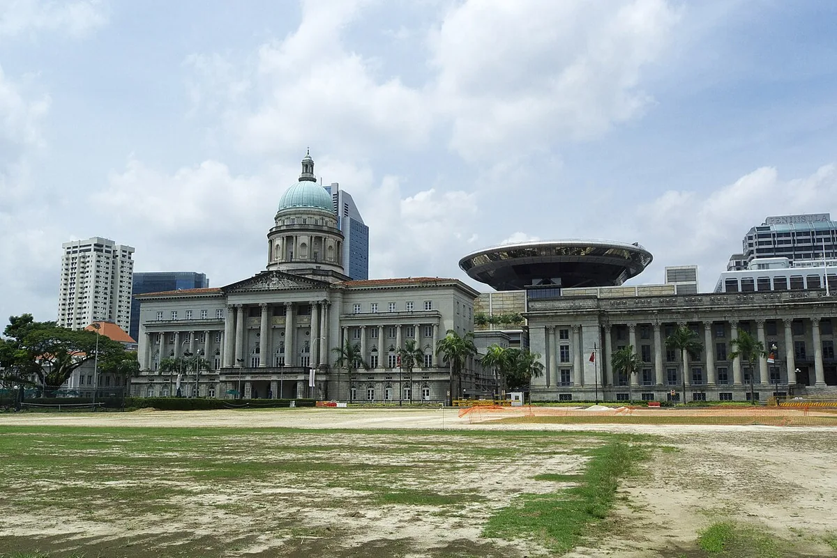 Ancien City Hall et Old Supreme Court Building de Singapour vus depuis le Padang, sièges de l'ancienne administration municipale