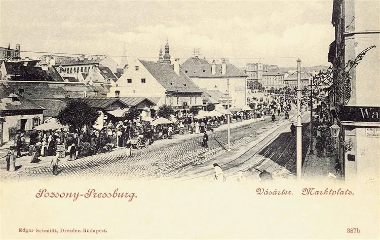 Ancienne carte postale montrant la place du marché de Presbourg, aujourd’hui Bratislava, vers 1900