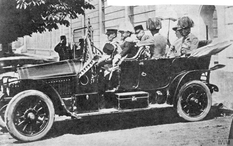 L'archiduc François-Ferdinand et son épouse Sophie en voiture découverte à Sarajevo le matin du 28 juin 1914, peu avant l'attentat