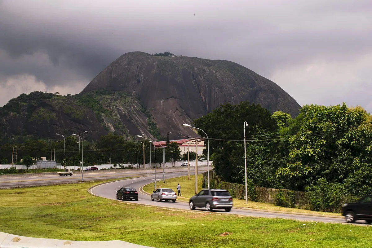 Aso Rock, monolithe de granite qui domine Abuja et abrite la résidence présidentielle