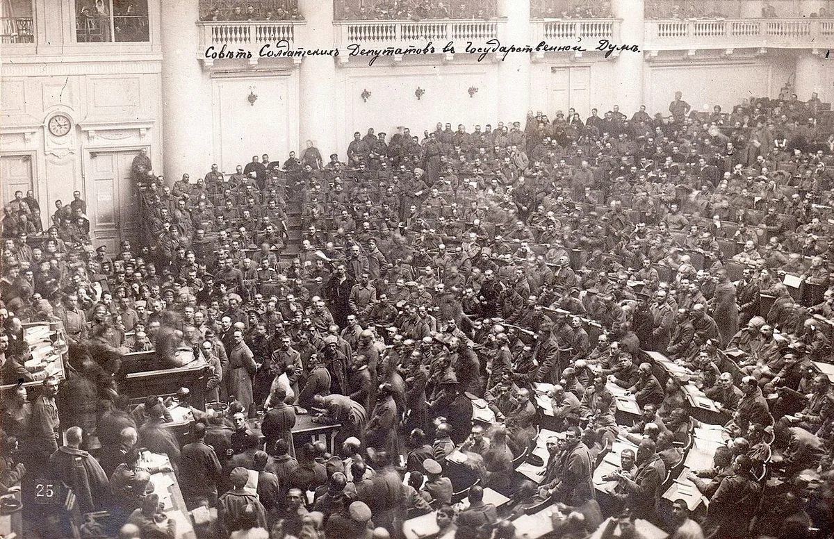 Assemblée du Soviet de Petrograd en 1917, salle remplie de délégués ouvriers et soldats