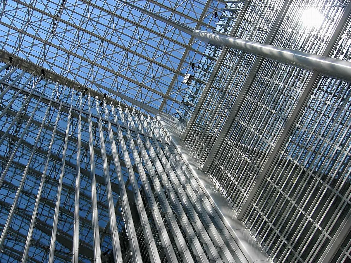 Atrium central du complexe principal de la Banque mondiale à Washington avec verrière intérieure