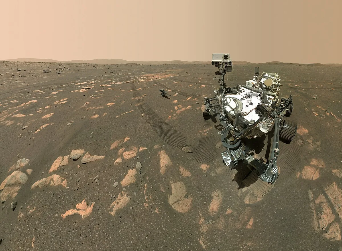 Autoportrait du rover Perseverance de la NASA sur le sol rouge de Mars, avec le petit hélicoptère Ingenuity à côté