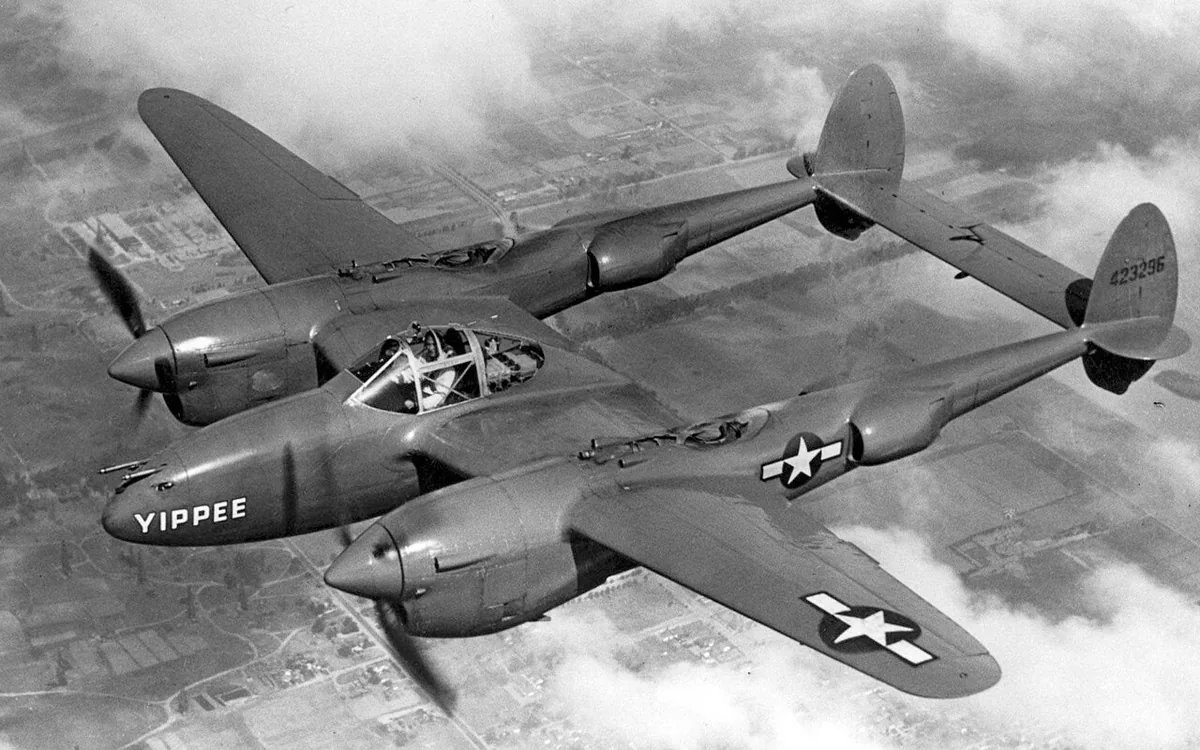 Avion de chasse américain Lockheed P-38 Lightning bimoteur en vol, modèle identique à celui de Saint-Exupéry