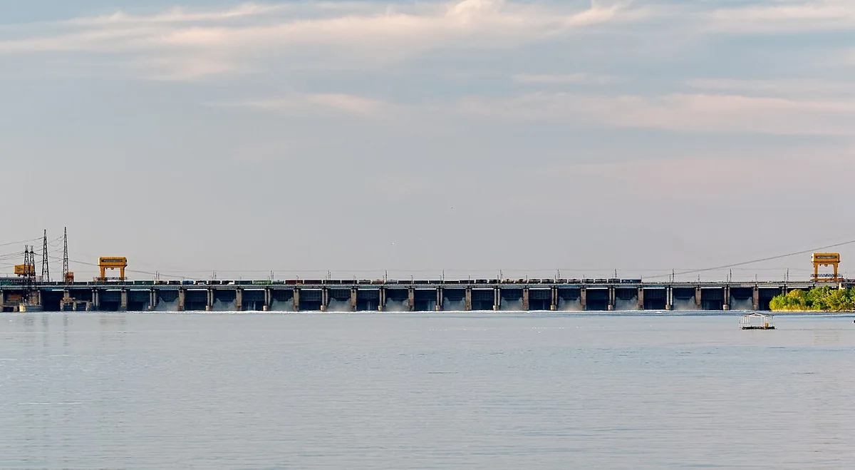 Barrage de la centrale hydroélectrique de la Volga traversant le fleuve près de Volgograd
