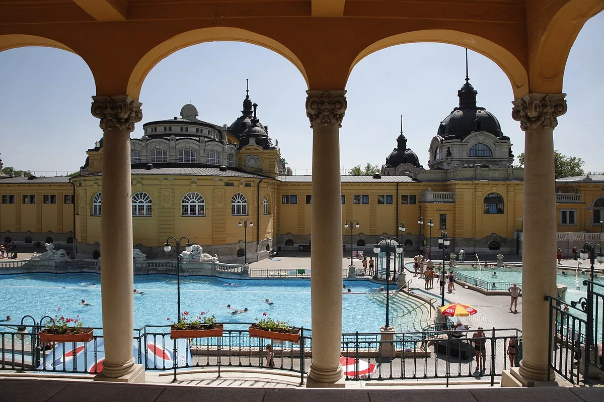 Bassin extérieur des bains Széchenyi à Budapest