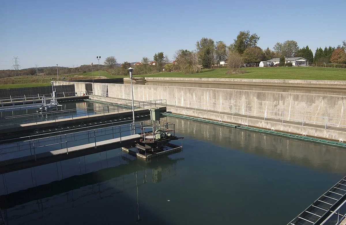 Bassins de coagulation et de filtration dans une usine de traitement de l'eau potable
