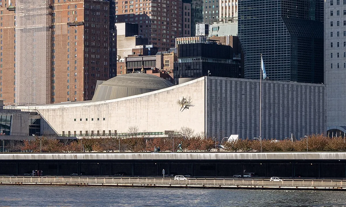 Bâtiment de l'Assemblée générale des Nations unies à New York, façade concave et dôme