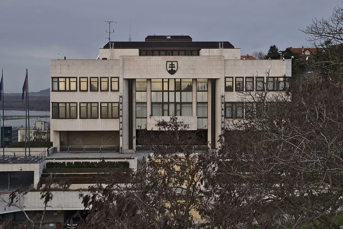 Bâtiment du Conseil national de la République slovaque à Bratislava vu depuis l’est