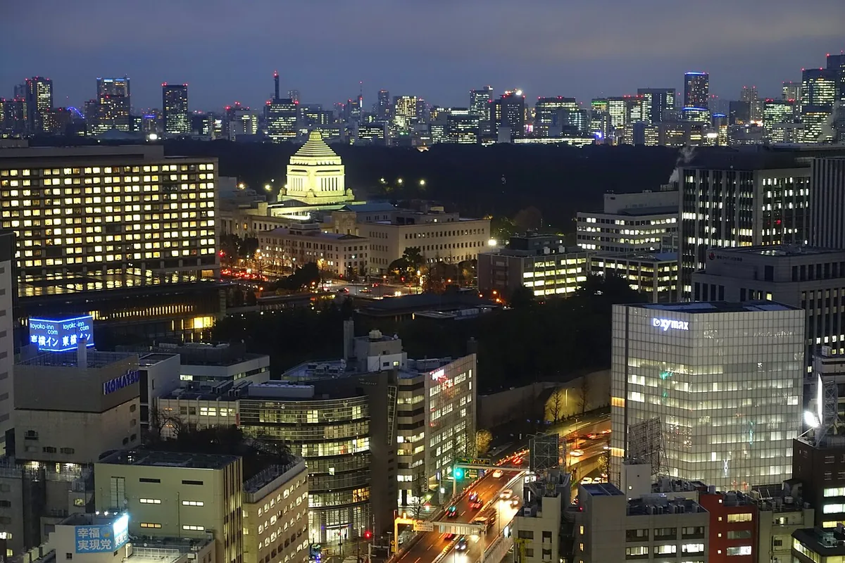 Bâtiment de la Diète nationale du Japon illuminé la nuit dans le quartier de Nagatachō à Tokyo