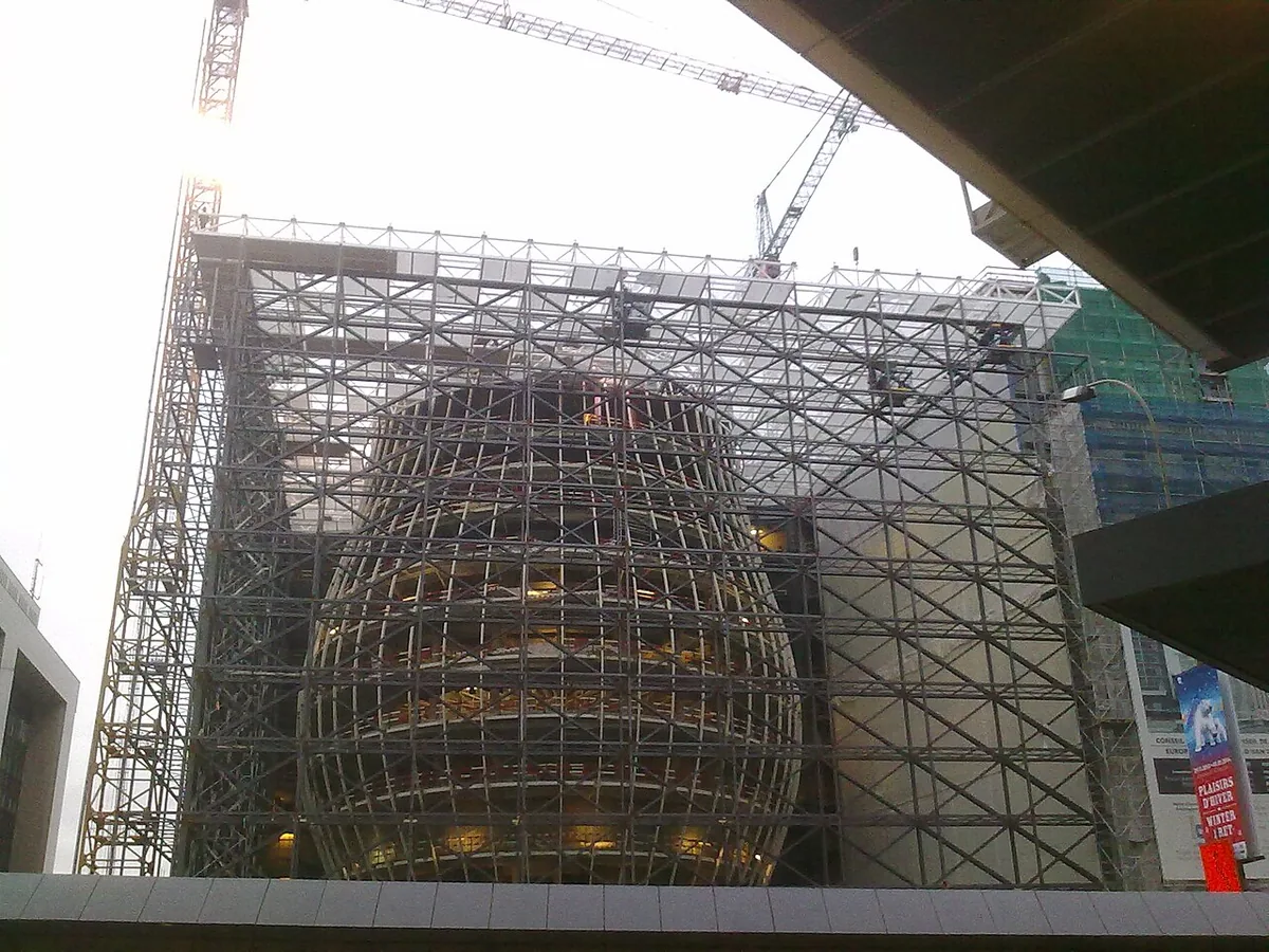 Le bâtiment Europa à Bruxelles avec sa structure de verre en forme de lanterne, siège du Conseil européen