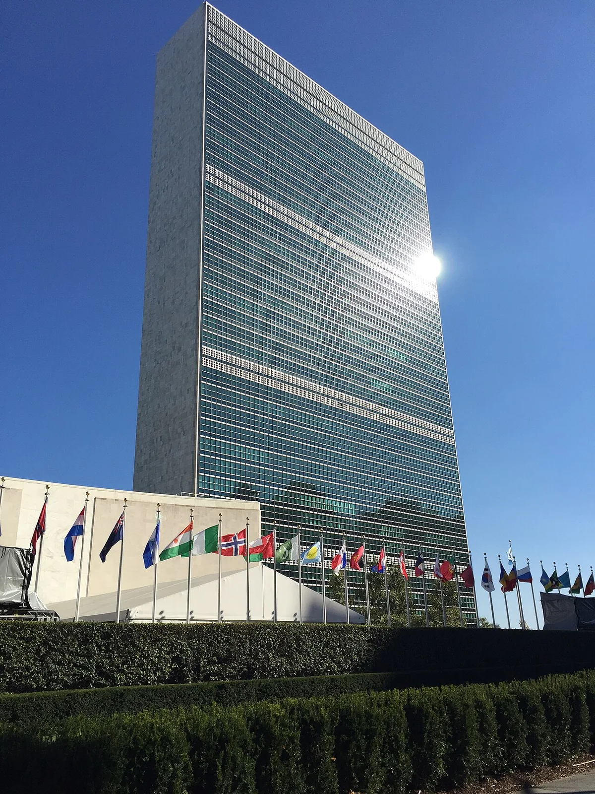 Bâtiment du Secrétariat de l'ONU, tour de verre au bord de l'East River à New York