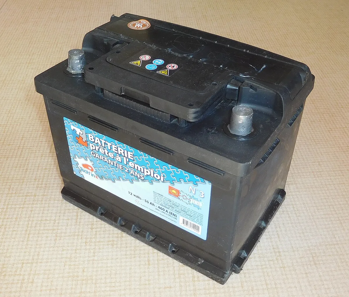 Batterie automobile au plomb-acide de 55 ampères-heures vue de trois quarts avec ses bornes apparentes