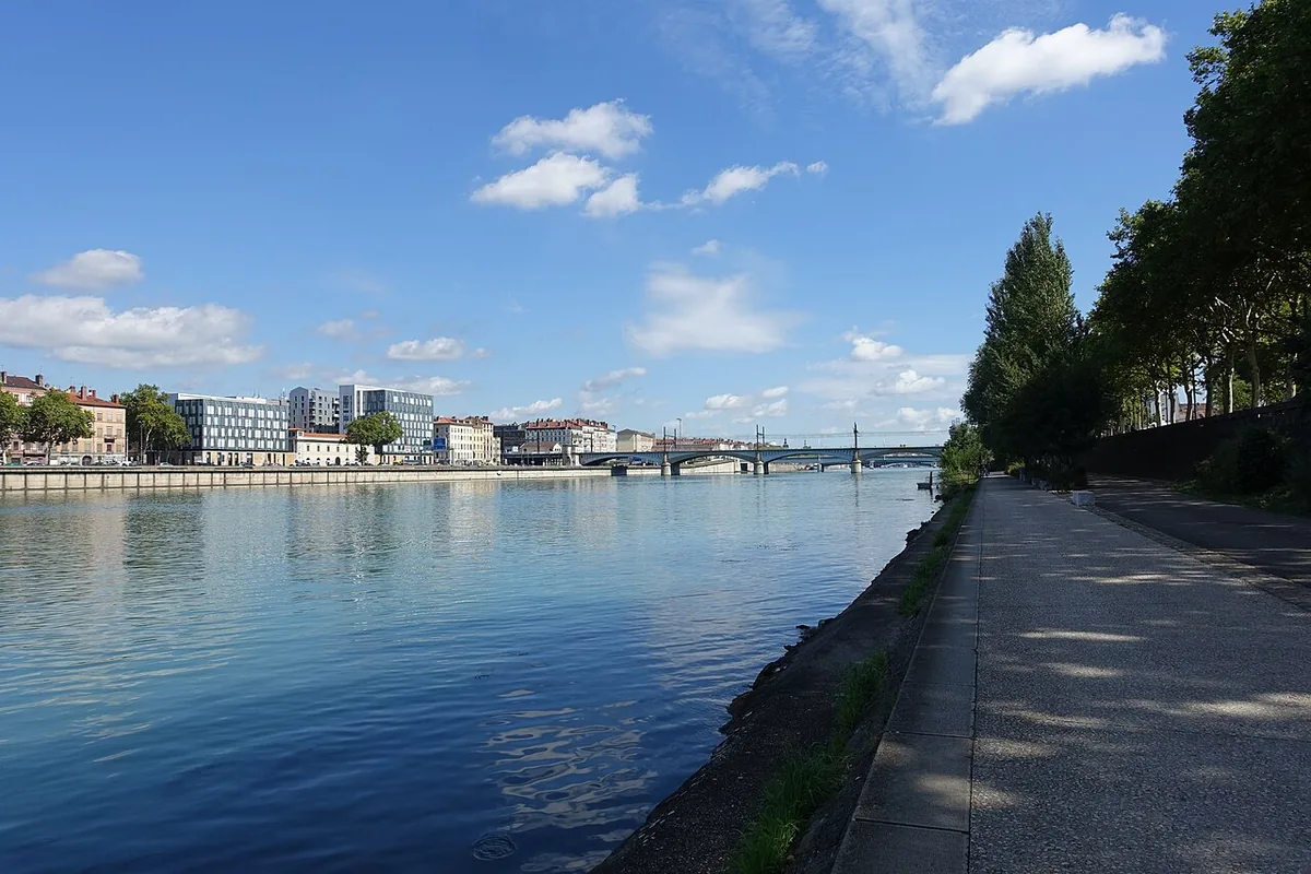Berges aménagées du Rhône à Lyon avec promenade au bord du fleuve en ville
