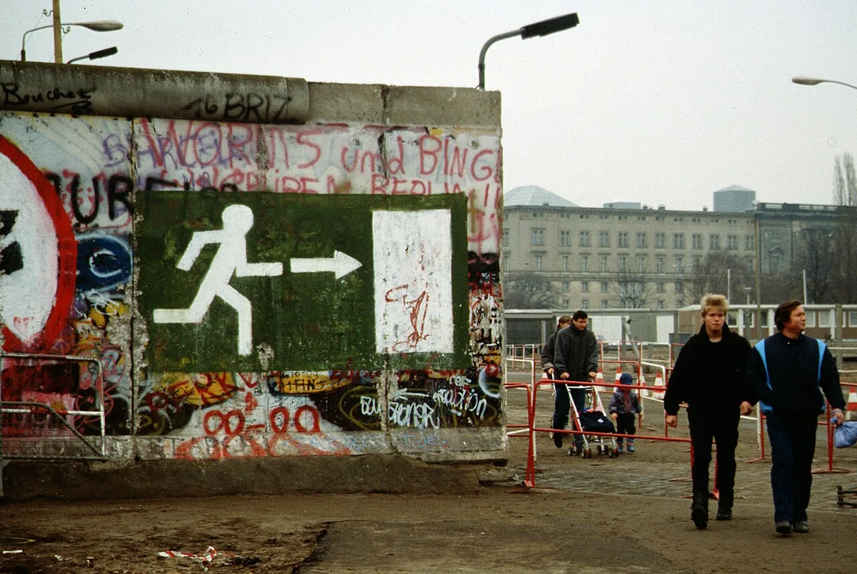 Berlinois franchissant le Mur ouvert en novembre 1989, scène de passage vers l'Ouest