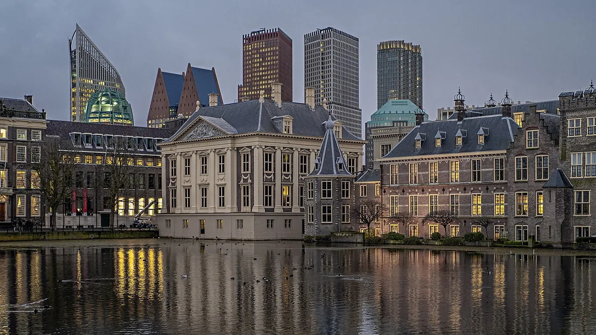 Le Binnenhof à La Haye, complexe parlementaire gothique au bord du Hofvijver, siège des États généraux néerlandais