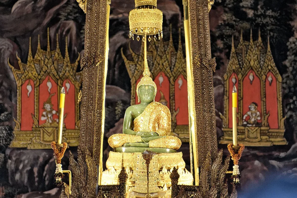 Le Bouddha d'émeraude, statue en jade vert vêtue d'or trônant au Wat Phra Kaew de Bangkok
