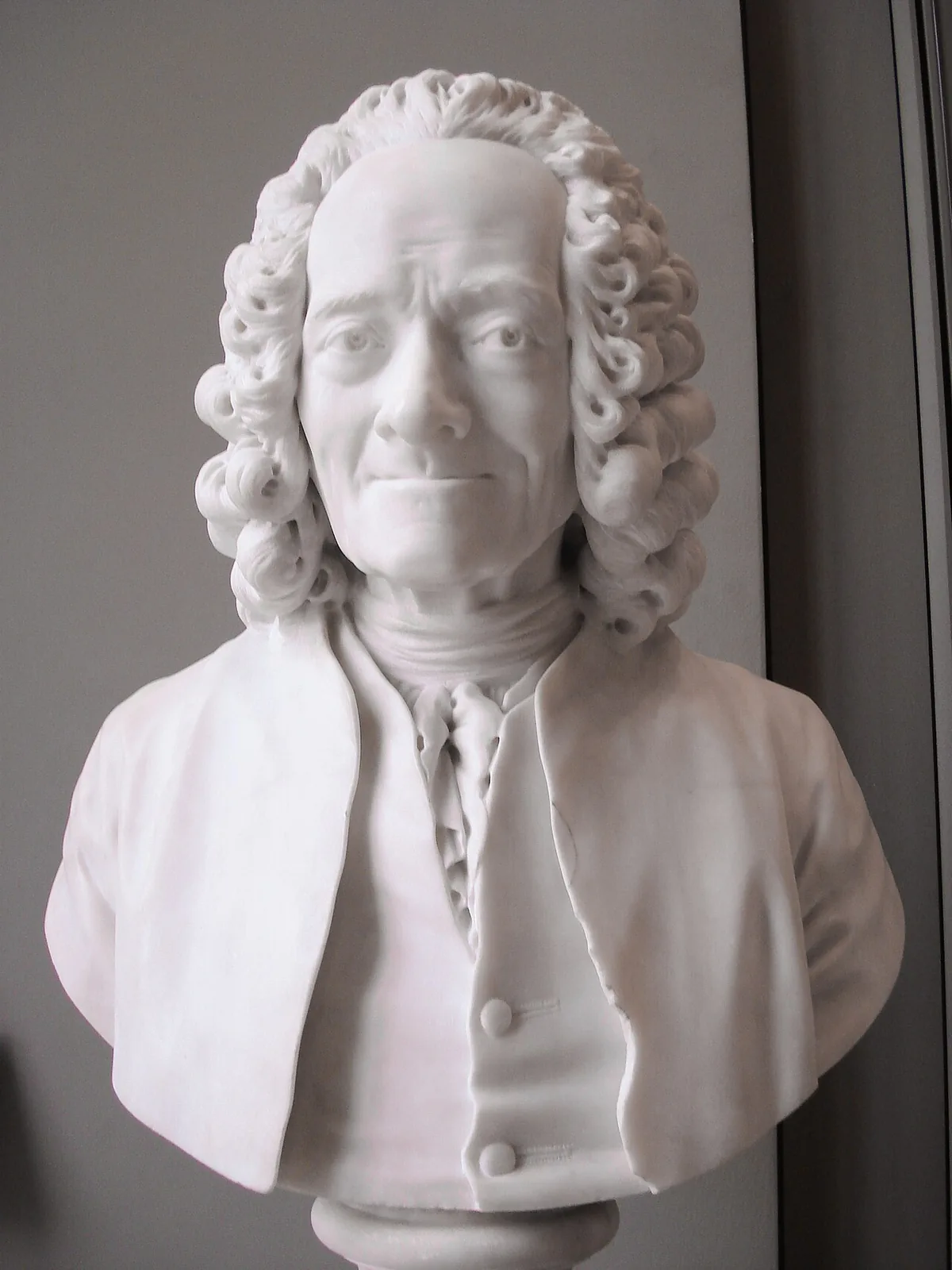 Buste en marbre de Voltaire sculpté par Jean-Antoine Houdon, conservé au musée du Louvre