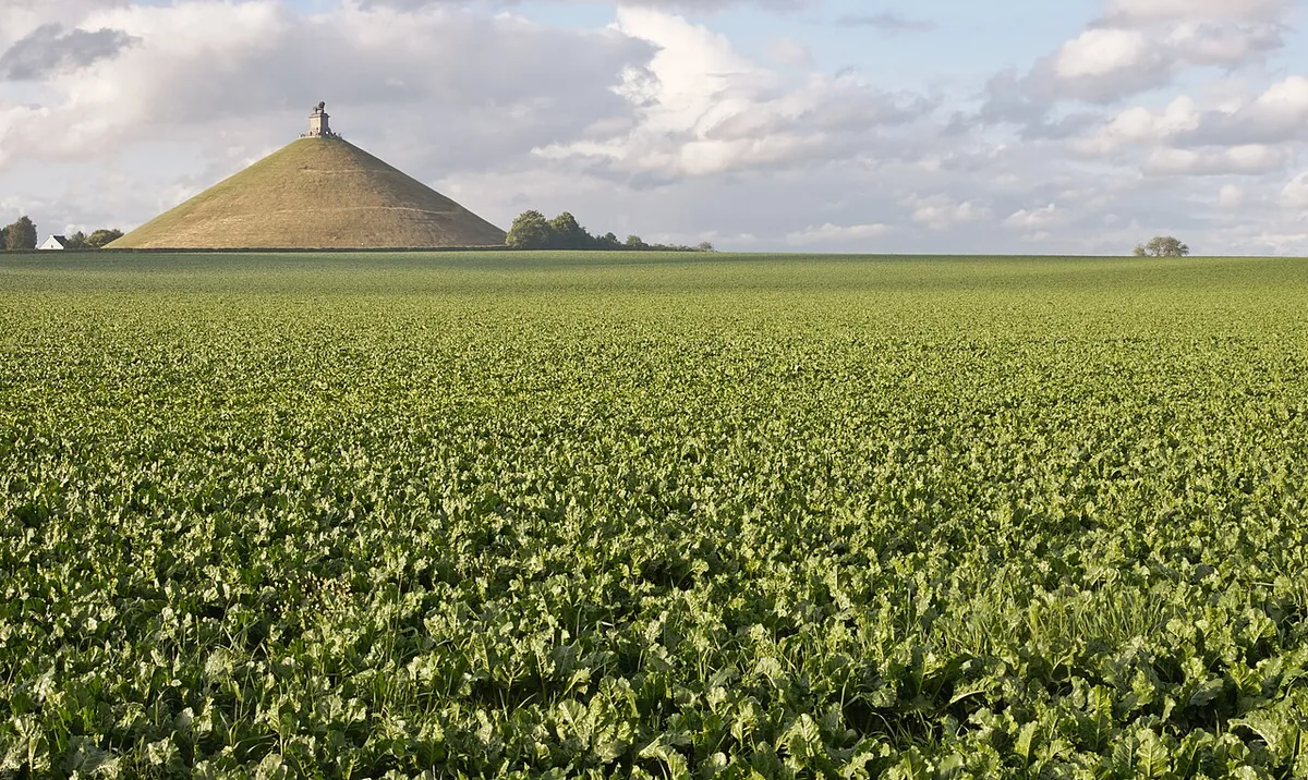 La Butte du Lion, cône de terre surmonté d'un lion en fonte, sur le champ de bataille de Waterloo à Braine-l'Alleud
