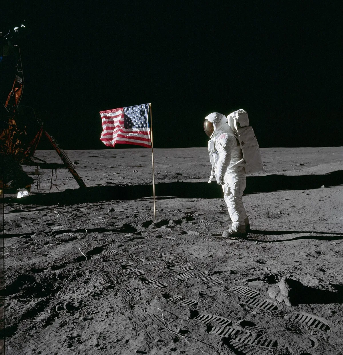 Buzz Aldrin salue le drapeau américain planté à la surface de la Lune lors de la mission Apollo 11