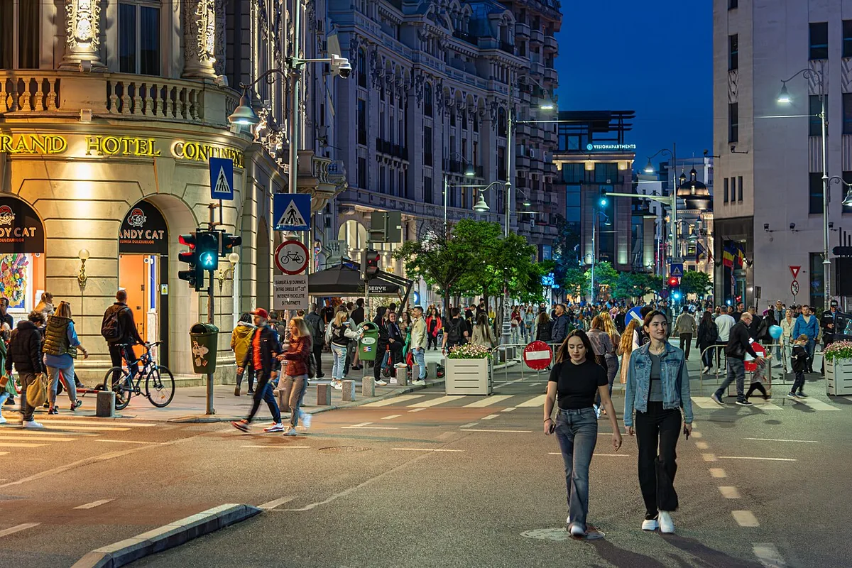 Calea Victoriei à Bucarest avec ses façades historiques et son animation urbaine contemporaine