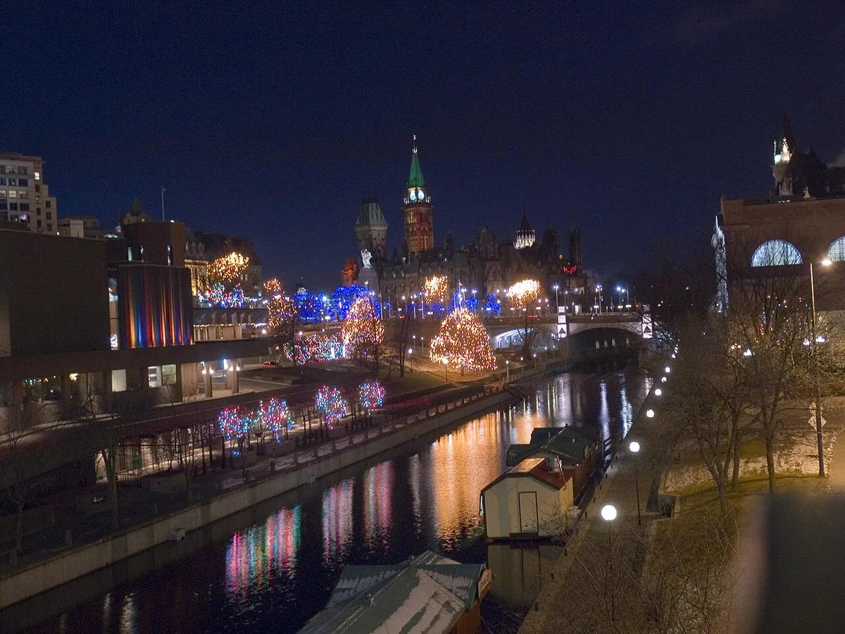 Canal Rideau gelé à Ottawa transformé en patinoire l'hiver, site classé à l'UNESCO