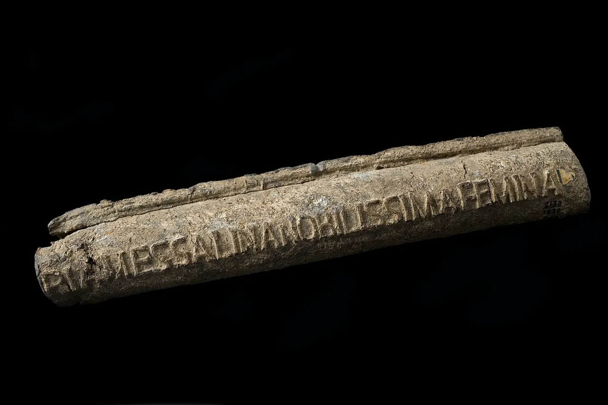 Canalisation romaine en plomb portant une inscription latine gravée, datée du premier siècle de notre ère