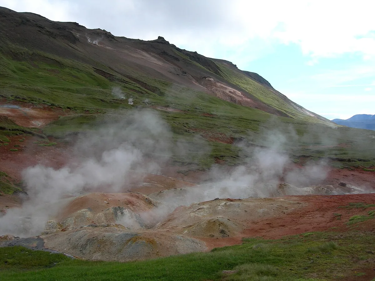 Canalisations et panache de vapeur d'une centrale géothermique en Islande alimentant le chauffage urbain de Reykjavík