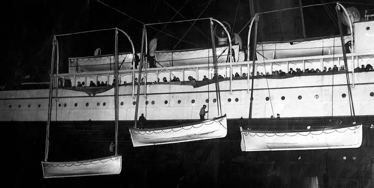 Canots de sauvetage du Titanic remontés le long de la coque du Carpathia à New York en avril 1912