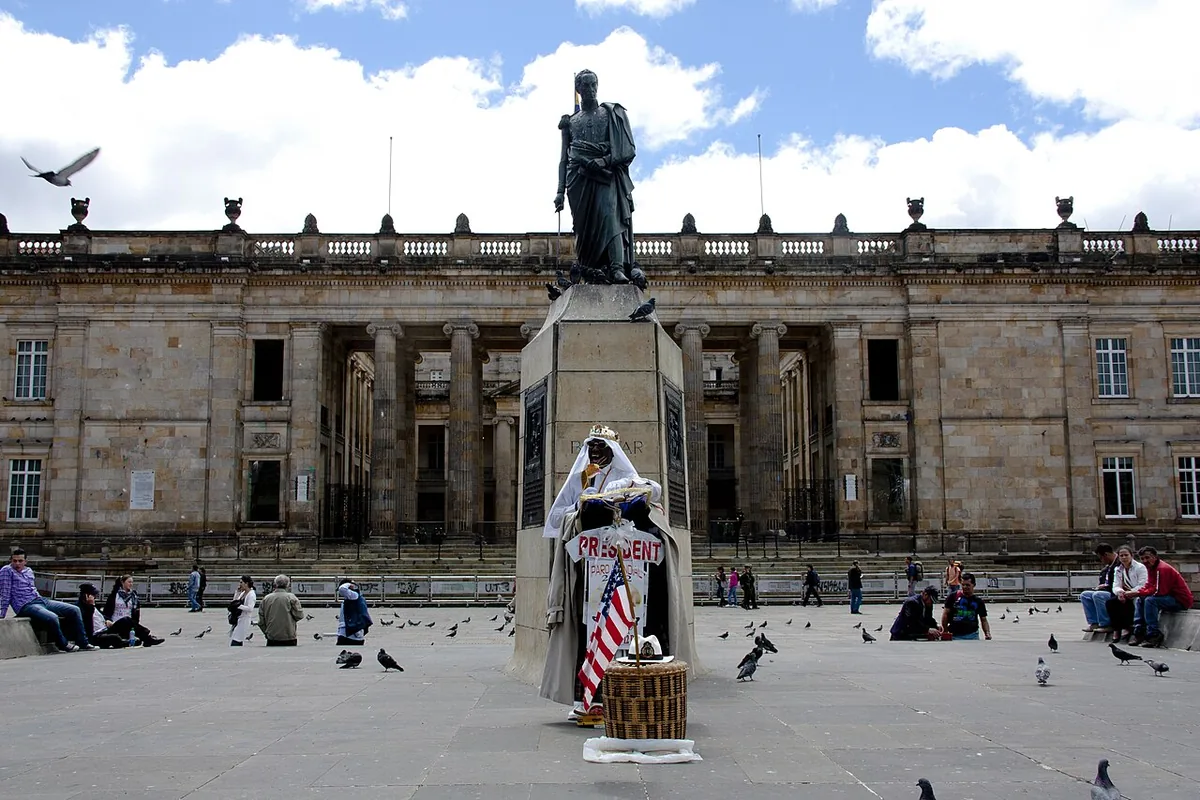 Le Capitole national et la statue de Bolívar sur la Plaza de Bolívar, cœur institutionnel de Bogotá