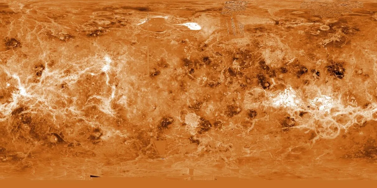Carte plane de la surface de Vénus par radar, plaines et reliefs colorés en teintes ocre