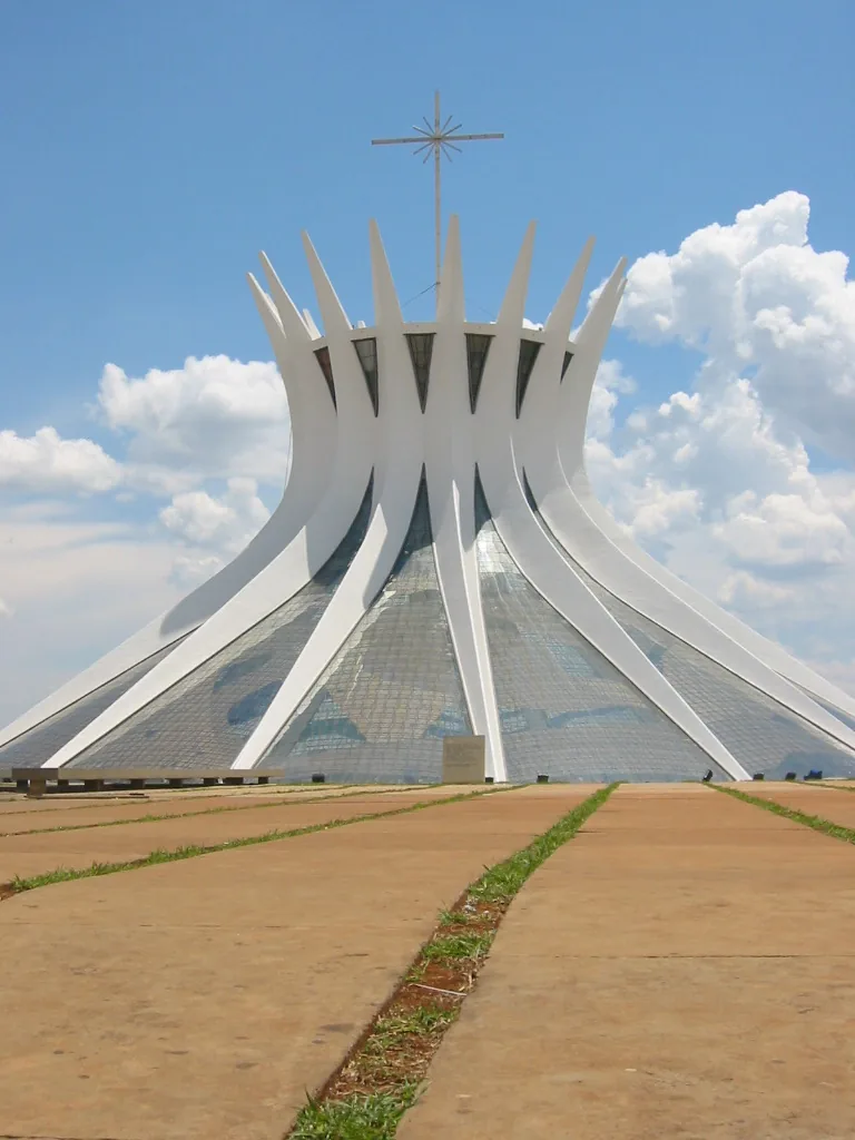Cathédrale de Brasília conçue par Oscar Niemeyer avec sa structure hyperboloïde de béton et de vitraux
