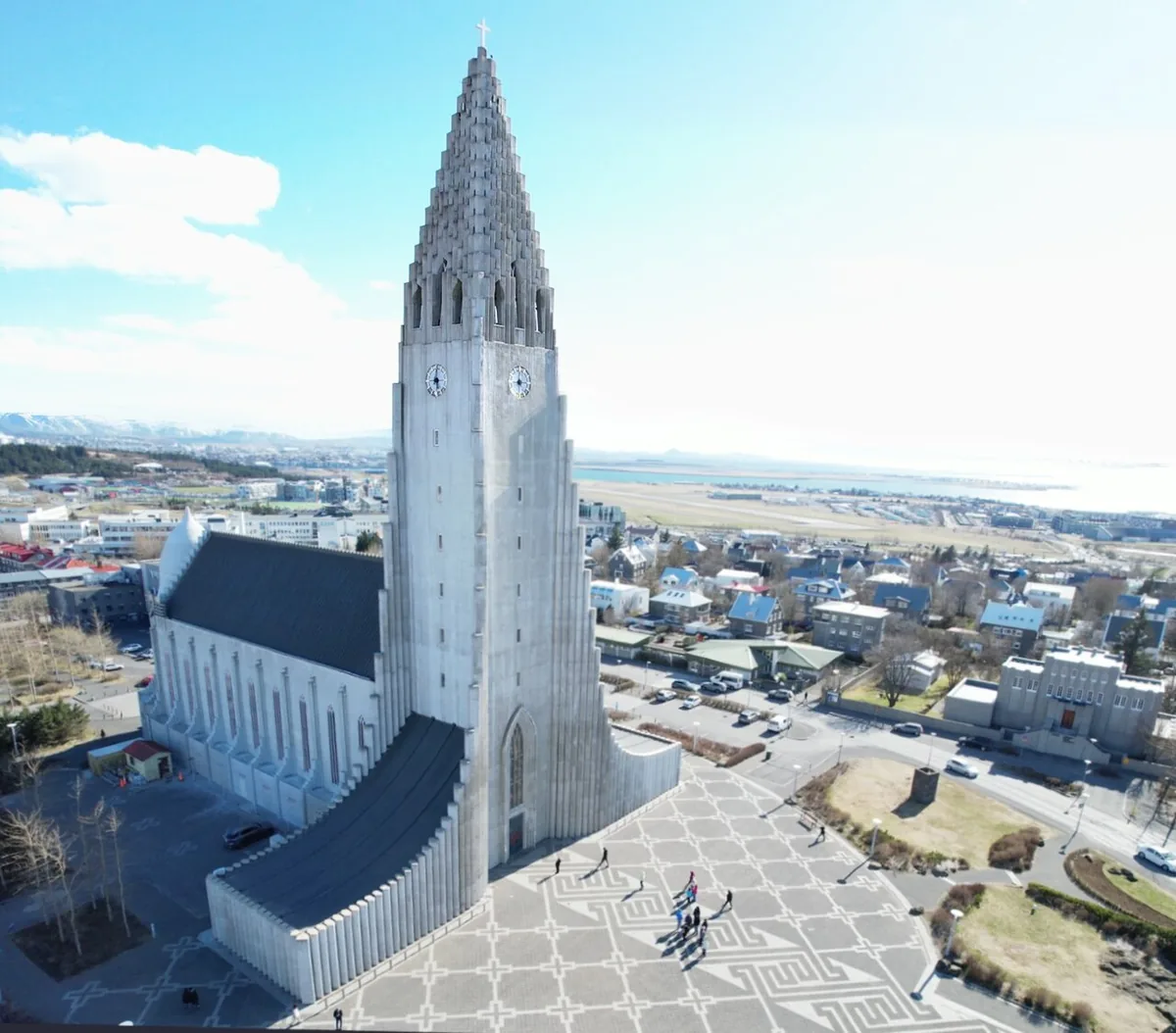 La cathédrale Hallgrímskirkja de Reykjavík et sa façade de colonnes de basalte évoquant les orgues volcaniques