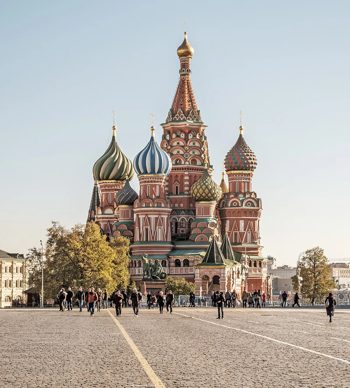 La cathédrale Saint-Basile-le-Bienheureux et ses coupoles multicolores en forme de bulbe sur la place Rouge de Moscou