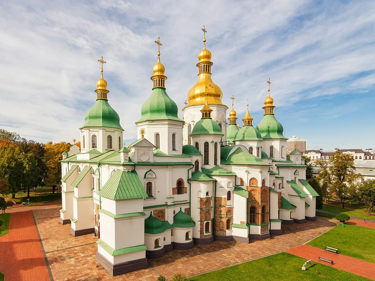 La cathédrale Sainte-Sophie de Kyiv, ses coupoles baroques blanches et vertes, joyau byzantin du XIe siècle classé à l'UNESCO