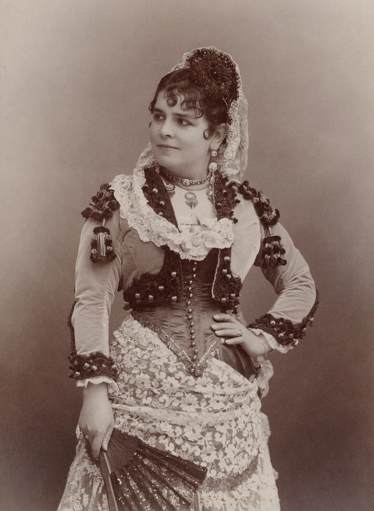Célestine Galli-Marié en costume de Carmen, créatrice du rôle-titre en 1875, photographie de l'Atelier Nadar