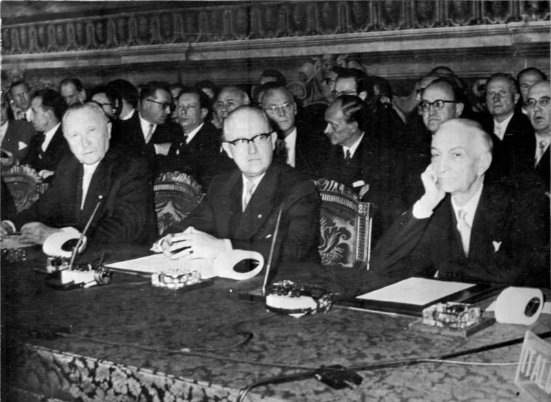 Cérémonie de signature du traité de Rome au Capitole le 25 mars 1957, six délégations européennes réunies