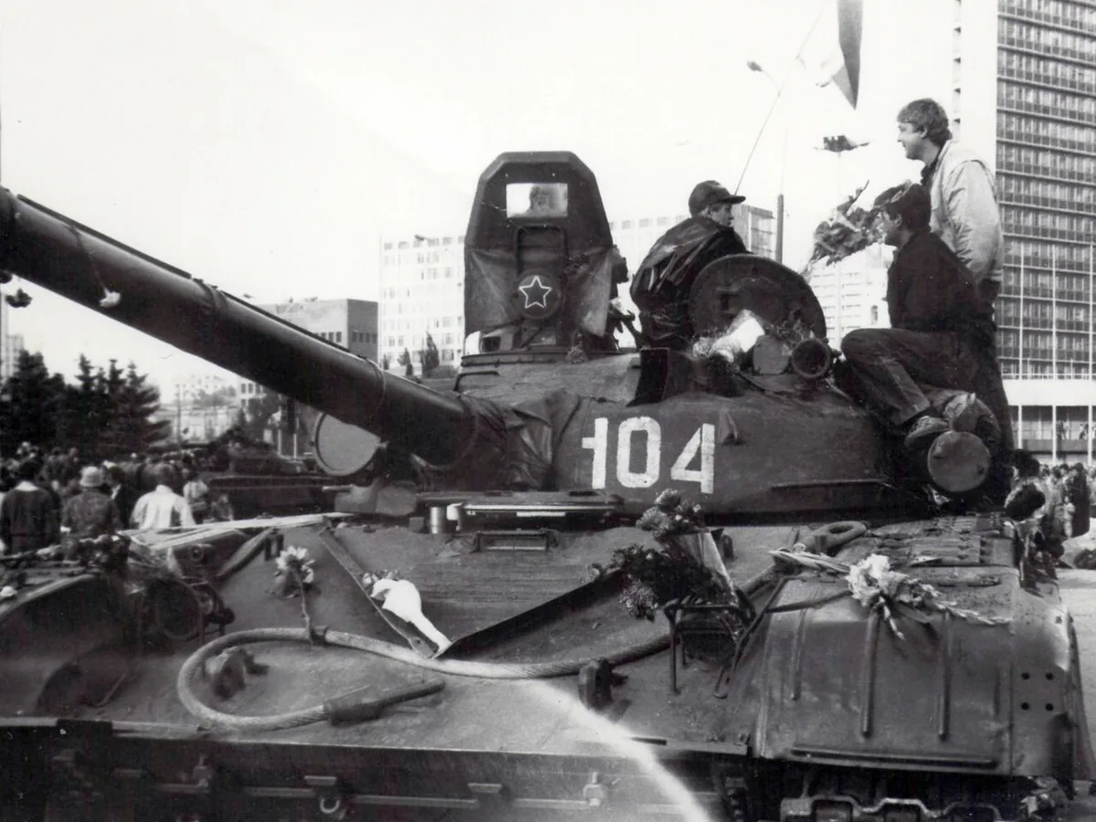 Char T-72 déployé à Moscou pendant la tentative de putsch soviétique d’août 1991