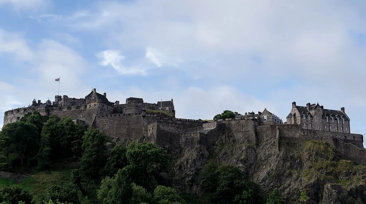 Château d’Édimbourg sur Castle Rock dominant la capitale écossaise