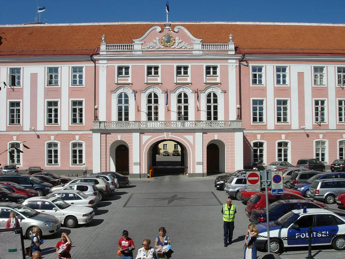 Le château de Toompea à Tallinn, siège du Riigikogu, parlement de l'Estonie, avec sa façade rose