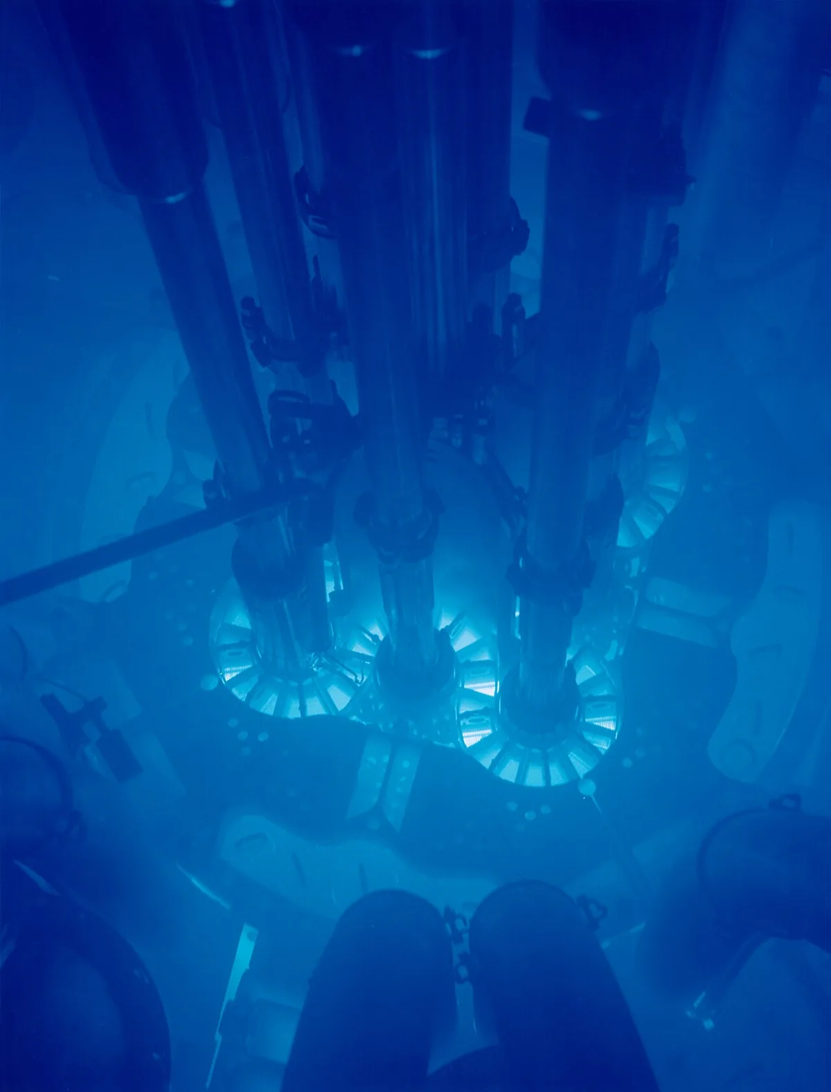 Coeur d'un réacteur nucléaire de recherche baigné de la lueur bleue caractéristique de l'effet Tcherenkov
