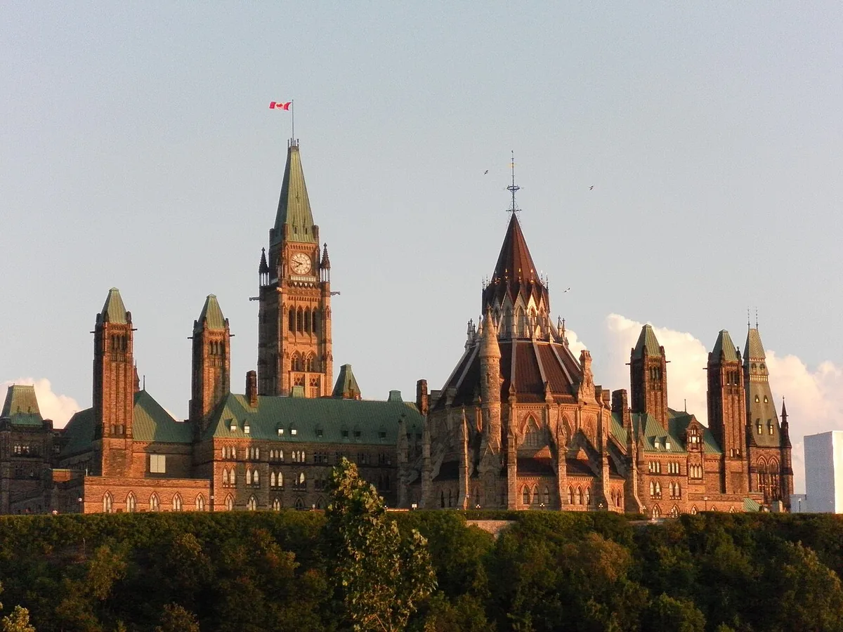 Colline du Parlement d'Ottawa au lever du jour, édifices néogothiques au bord de la rivière des Outaouais