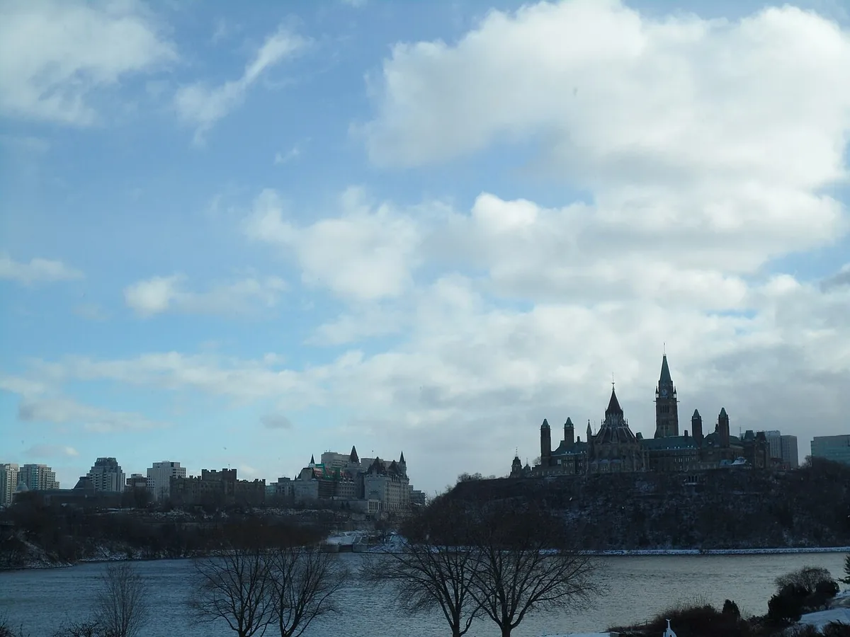 Colline du Parlement d'Ottawa vue depuis Gatineau, de l'autre côté de la rivière des Outaouais