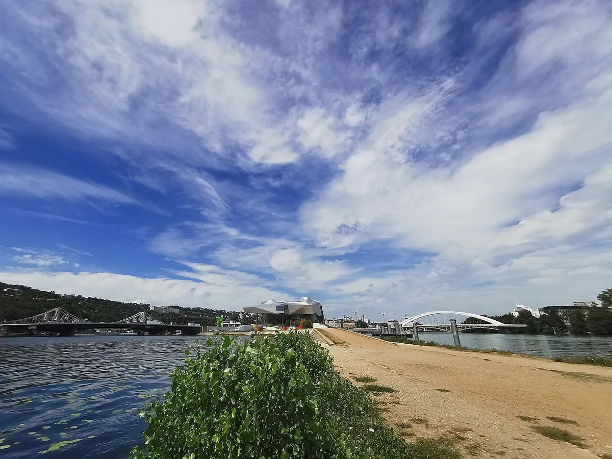 Confluence du Rhône et de la Saône à Lyon vue depuis l’extrémité de la Presqu’île