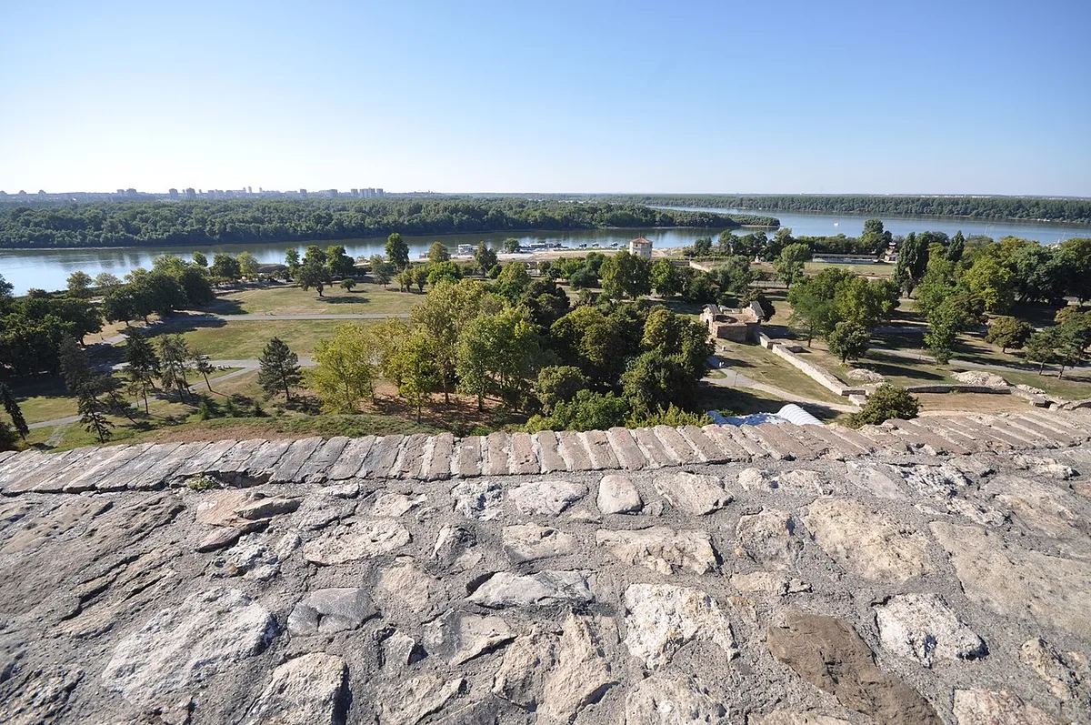 Confluent du Danube et de la Save vu depuis la forteresse de Belgrade, promontoire dominant les deux fleuves