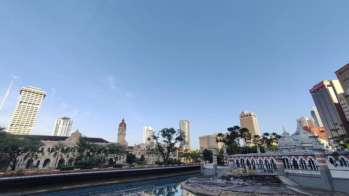 Confluent des rivières Klang et Gombak à Kuala Lumpur avec la mosquée Jamek, site fondateur de la capitale malaisienne en 1857