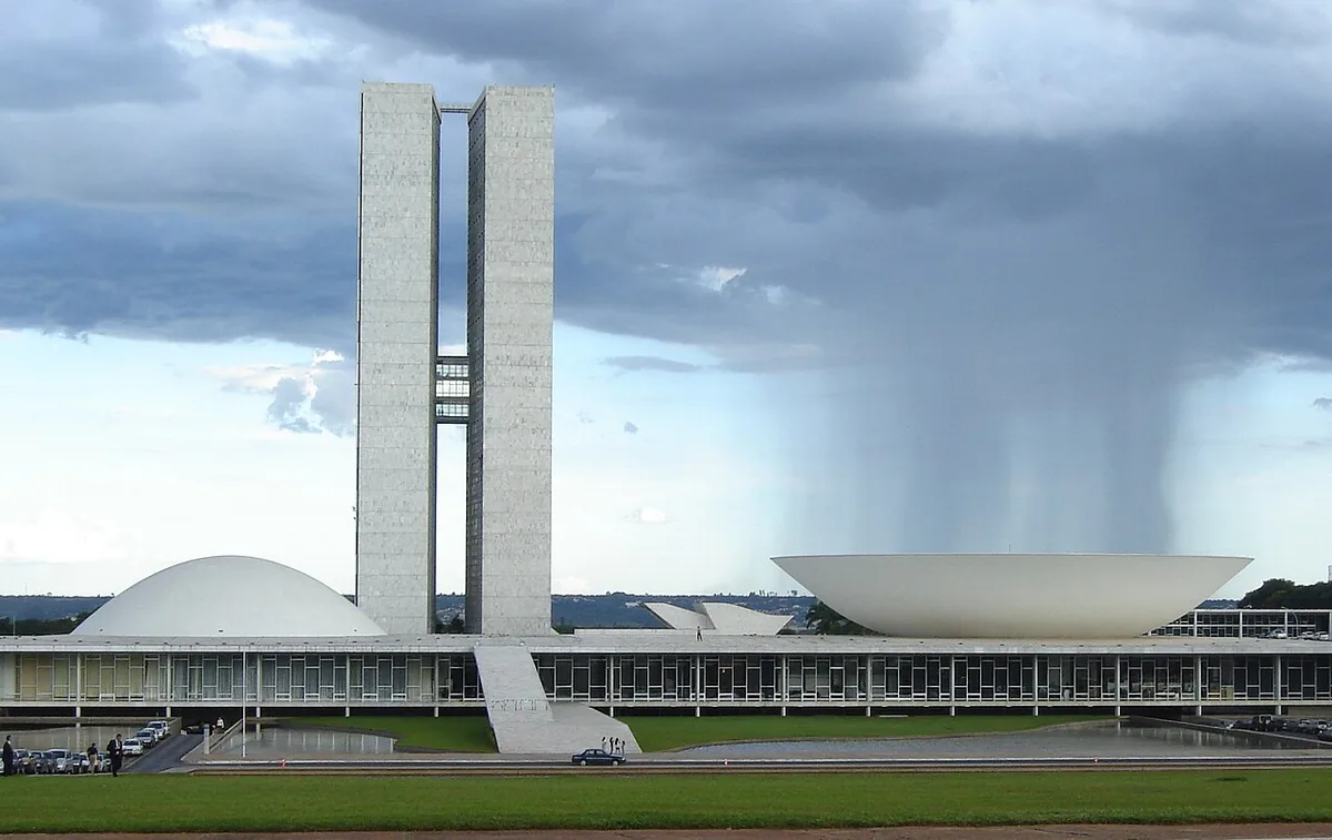 Le Congrès national du Brésil à Brasília avec ses deux tours et ses coupoles convexe et concave